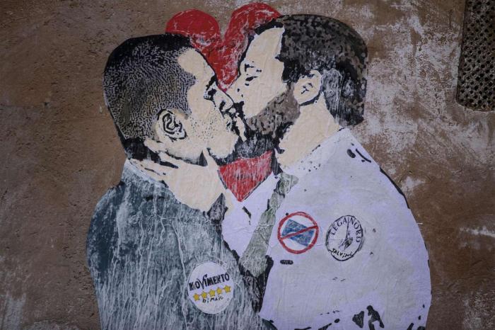 Il-bacio-tra-Salvini-e-Di-Maio-firmato-TvBoy-dettaglio-1